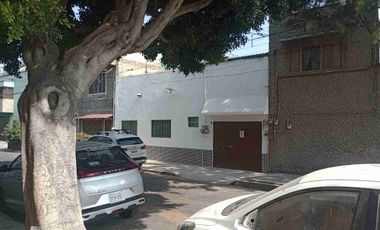 Gertrudis Sánchez, Rento bonita casita remodelada,  ideal para 2 o máximo 3 personas planta baja, exelente ubicación, a media cuadra de Av Talismán. (no sé aceptan mascotas)  Son 2 casitas en un terreno de 150m2, divido en 2 casas de 75m2 de terreno cada una y 55m2 de construcción, patio privado 10 m2; y estacionamiento privado de 10.5m2. Consta de 1 recamara muy grande con armario de pared a pared y de piso a techo y se puede hacer una recamarita,  reduciendo la sala comedor, cuenta con cocina con parrilla, garaje un auto para cada casa. REQUISITOS INDISPENSABLES: 1 mes de depósito, el mes que corre, fiador con bienes raices en CdMx o área metropolitana libre de gravamen y litigios, para tramitarle una póliza Jurídica y por último: comprobante de ingresos  que pueden ser de 1 ó 2 personas, ya sea recibos de nómina, estados de cuenta bancarios o constancia de empleo. Más informes y citas al celular y WhatsApp 55 23 55 3---- con Jorge Castro