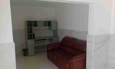 Gertrudis Sánchez, Rento bonita casita remodelada,  ideal para 2 o máximo 3 personas planta baja, exelente ubicación, a media cuadra de Av Talismán. (no sé aceptan mascotas)  Son 2 casitas en un terreno de 150m2, divido en 2 casas de 75m2 de terreno cada una y 55m2 de construcción, patio privado 10 m2; y estacionamiento privado de 10.5m2. Consta de 1 recamara muy grande con armario de pared a pared y de piso a techo y se puede hacer una recamarita,  reduciendo la sala comedor, cuenta con cocina con parrilla, garaje un auto para cada casa. REQUISITOS INDISPENSABLES: 1 mes de depósito, el mes que corre, fiador con bienes raices en CdMx o área metropolitana libre de gravamen y litigios, para tramitarle una póliza Jurídica y por último: comprobante de ingresos  que pueden ser de 1 ó 2 personas, ya sea recibos de nómina, estados de cuenta bancarios o constancia de empleo. Más informes y citas al celular y WhatsApp 55 23 55 3---- con Jorge Castro