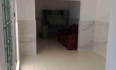 Gertrudis Sánchez, Rento bonita casita remodelada,  ideal para 2 o máximo 3 personas planta baja, exelente ubicación, a media cuadra de Av Talismán. (no sé aceptan mascotas)  Son 2 casitas en un terreno de 150m2, divido en 2 casas de 75m2 de terreno cada una y 55m2 de construcción, patio privado 10 m2; y estacionamiento privado de 10.5m2. Consta de 1 recamara muy grande con armario de pared a pared y de piso a techo y se puede hacer una recamarita,  reduciendo la sala comedor, cuenta con cocina con parrilla, garaje un auto para cada casa. REQUISITOS INDISPENSABLES: 1 mes de depósito, el mes que corre, fiador con bienes raices en CdMx o área metropolitana libre de gravamen y litigios, para tramitarle una póliza Jurídica y por último: comprobante de ingresos  que pueden ser de 1 ó 2 personas, ya sea recibos de nómina, estados de cuenta bancarios o constancia de empleo. Más informes y citas al celular y WhatsApp 55 23 55 3---- con Jorge Castro