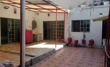 Gertrudis Sánchez, Rento bonita casita remodelada,  ideal para 2 o máximo 3 personas planta baja, exelente ubicación, a media cuadra de Av Talismán. (no sé aceptan mascotas)  Son 2 casitas en un terreno de 150m2, divido en 2 casas de 75m2 de terreno cada una y 55m2 de construcción, patio privado 10 m2; y estacionamiento privado de 10.5m2. Consta de 1 recamara muy grande con armario de pared a pared y de piso a techo y se puede hacer una recamarita,  reduciendo la sala comedor, cuenta con cocina con parrilla, garaje un auto para cada casa. REQUISITOS INDISPENSABLES: 1 mes de depósito, el mes que corre, fiador con bienes raices en CdMx o área metropolitana libre de gravamen y litigios, para tramitarle una póliza Jurídica y por último: comprobante de ingresos  que pueden ser de 1 ó 2 personas, ya sea recibos de nómina, estados de cuenta bancarios o constancia de empleo. Más informes y citas al celular y WhatsApp 55 23 55 3---- con Jorge Castro
