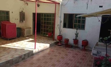 Gertrudis Sánchez, Rento bonita casita remodelada,  ideal para 2 o máximo 3 personas planta baja, exelente ubicación, a media cuadra de Av Talismán. (no sé aceptan mascotas)  Son 2 casitas en un terreno de 150m2, divido en 2 casas de 75m2 de terreno cada una y 55m2 de construcción, patio privado 10 m2; y estacionamiento privado de 10.5m2. Consta de 1 recamara muy grande con armario de pared a pared y de piso a techo y se puede hacer una recamarita,  reduciendo la sala comedor, cuenta con cocina con parrilla, garaje un auto para cada casa. REQUISITOS INDISPENSABLES: 1 mes de depósito, el mes que corre, fiador con bienes raices en CdMx o área metropolitana libre de gravamen y litigios, para tramitarle una póliza Jurídica y por último: comprobante de ingresos  que pueden ser de 1 ó 2 personas, ya sea recibos de nómina, estados de cuenta bancarios o constancia de empleo. Más informes y citas al celular y WhatsApp 55 23 55 3---- con Jorge Castro