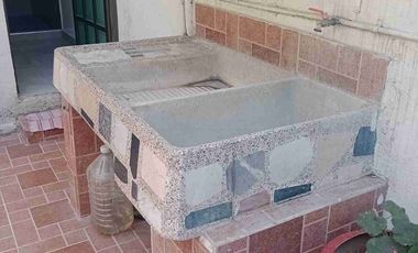 Gertrudis Sánchez, Rento bonita casita remodelada,  ideal para 2 o máximo 3 personas planta baja, exelente ubicación, a media cuadra de Av Talismán. (no sé aceptan mascotas)  Son 2 casitas en un terreno de 150m2, divido en 2 casas de 75m2 de terreno cada una y 55m2 de construcción, patio privado 10 m2; y estacionamiento privado de 10.5m2. Consta de 1 recamara muy grande con armario de pared a pared y de piso a techo y se puede hacer una recamarita,  reduciendo la sala comedor, cuenta con cocina con parrilla, garaje un auto para cada casa. REQUISITOS INDISPENSABLES: 1 mes de depósito, el mes que corre, fiador con bienes raices en CdMx o área metropolitana libre de gravamen y litigios, para tramitarle una póliza Jurídica y por último: comprobante de ingresos  que pueden ser de 1 ó 2 personas, ya sea recibos de nómina, estados de cuenta bancarios o constancia de empleo. Más informes y citas al celular y WhatsApp 55 23 55 3---- con Jorge Castro