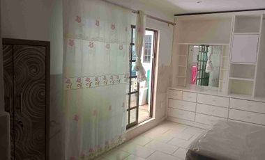 Gertrudis Sánchez, Rento bonita casita remodelada,  ideal para 2 o máximo 3 personas planta baja, exelente ubicación, a media cuadra de Av Talismán. (no sé aceptan mascotas)  Son 2 casitas en un terreno de 150m2, divido en 2 casas de 75m2 de terreno cada una y 55m2 de construcción, patio privado 10 m2; y estacionamiento privado de 10.5m2. Consta de 1 recamara muy grande con armario de pared a pared y de piso a techo y se puede hacer una recamarita,  reduciendo la sala comedor, cuenta con cocina con parrilla, garaje un auto para cada casa. REQUISITOS INDISPENSABLES: 1 mes de depósito, el mes que corre, fiador con bienes raices en CdMx o área metropolitana libre de gravamen y litigios, para tramitarle una póliza Jurídica y por último: comprobante de ingresos  que pueden ser de 1 ó 2 personas, ya sea recibos de nómina, estados de cuenta bancarios o constancia de empleo. Más informes y citas al celular y WhatsApp 55 23 55 3---- con Jorge Castro