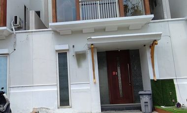 Disewakan rumah di grand Harvest Surabaya Barat