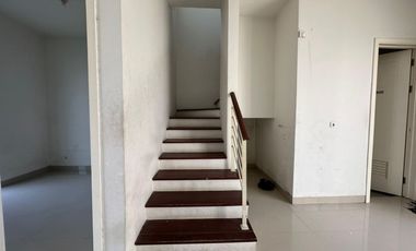 Disewakan rumah di grand Harvest Surabaya Barat