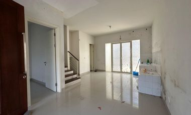 Disewakan rumah di grand Harvest Surabaya Barat