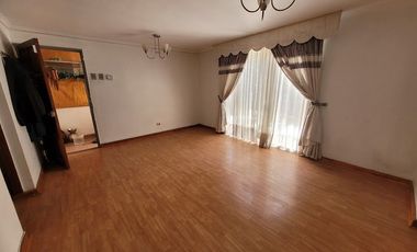 Se vende amplia casa de 4 dormitorios, a pasos de metro Los Quillayes,linea 4