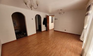 Se vende amplia casa de 4 dormitorios, a pasos de metro Los Quillayes,linea 4