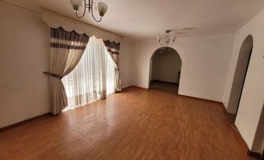 Se vende amplia casa de 4 dormitorios, a pasos de metro Los Quillayes,linea 4