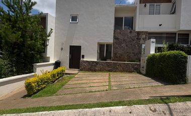 CASA EN RENTA EN ALTOZANO