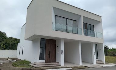 VENTA DE CASA EN URB PLAZA ASTURIAS