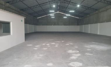 Bodega/Galpón de alquiler en la Ave Juan Tanca Marengo, 840 m2, 1 oficina.
