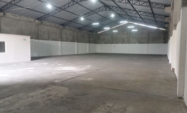 Bodega/Galpón de alquiler en la Ave Juan Tanca Marengo, 840 m2, 1 oficina.