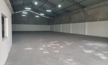 Bodega/Galpón de alquiler en la Ave Juan Tanca Marengo, 840 m2, 1 oficina.
