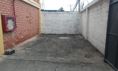 Bodega/Galpón de alquiler en la Ave Juan Tanca Marengo, 840 m2, 1 oficina.