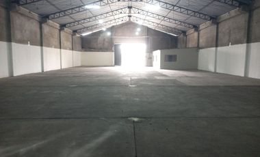 Bodega/Galpón de alquiler en la Ave Juan Tanca Marengo, 840 m2, 1 oficina.