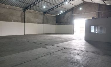 Bodega/Galpón de alquiler en la Ave Juan Tanca Marengo, 840 m2, 1 oficina.
