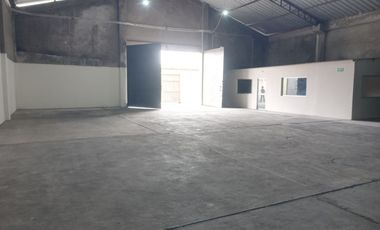 Bodega/Galpón de alquiler en la Ave Juan Tanca Marengo, 840 m2, 1 oficina.