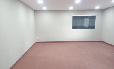 Bodega/Galpón de alquiler en la Ave Juan Tanca Marengo, 840 m2, 1 oficina.