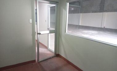 Bodega/Galpón de alquiler en la Ave Juan Tanca Marengo, 840 m2, 1 oficina.