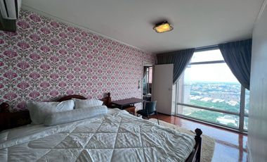 Condo for Rent : 3 bedrooms at Riviera Condominium
