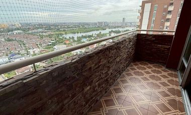 Condo for Rent : 3 bedrooms at Riviera Condominium