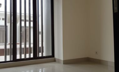 Sewa Rumah Murah Cluster Shinano Belakang Sudah Keramik, Dekat Area Komersial Jakarta Garden City, Cakung 030