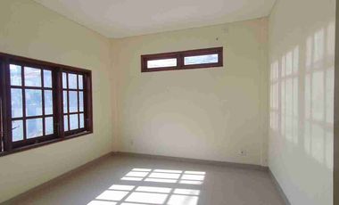 rumah area strategis gatot subroto tengah SHM cocok untuk hunian nyaman