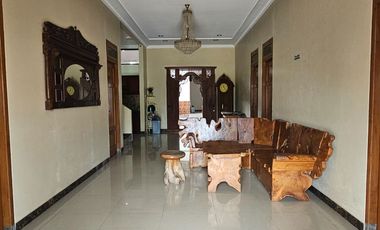 Jual Rumah Luas 2 Lantai Penginapan dan kost di sawunggaling banyumanik