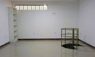 ¿Quieres poner un negocio por el mercado? ¡Tenemos un local de 100 m² con un departamento incluído!