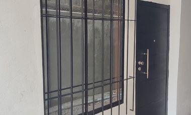 ¿Quieres poner un negocio por el mercado? ¡Tenemos un local de 100 m² con un departamento incluído!