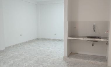 ¿Quieres poner un negocio por el mercado? ¡Tenemos un local de 100 m² con un departamento incluído!