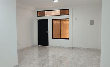 ¿Quieres poner un negocio por el mercado? ¡Tenemos un local de 100 m² con un departamento incluído!