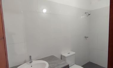 ¿Quieres poner un negocio por el mercado? ¡Tenemos un local de 100 m² con un departamento incluído!