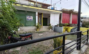 ¿Quieres poner un negocio por el mercado? ¡Tenemos un local de 100 m² con un departamento incluído!