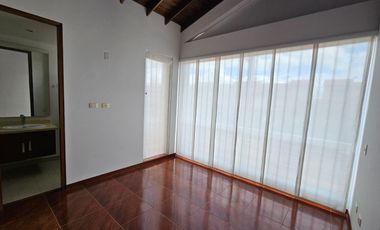 ARRIENDO CASA ENTRADA DE CHIA – AL LADO DE MCDONALD´S