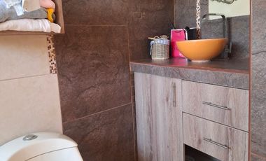 VENTA DE CASA AMPLIA, LUZ NATURAL Y HERMOSAS VISTAS MUY CERCA A VALLE BLANCO CERRO COLORADO  AREQUIPA