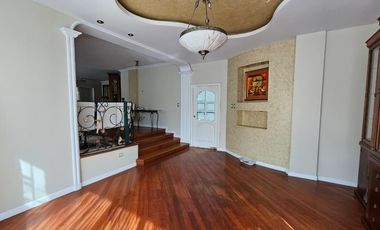 Venta Casa Independiente 5 dormitorios en el sector de Embajada Americana dentro de Urbanización Privada