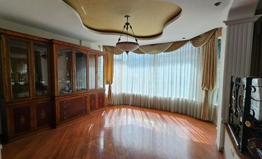 Venta Casa Independiente 5 dormitorios en el sector de Embajada Americana dentro de Urbanización Privada