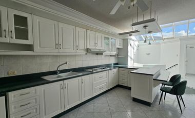 Venta Casa Independiente 5 dormitorios en el sector de Embajada Americana dentro de Urbanización Privada