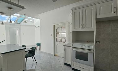 Venta Casa Independiente 5 dormitorios en el sector de Embajada Americana dentro de Urbanización Privada