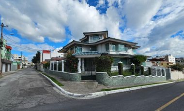 Venta Casa Independiente 5 dormitorios en el sector de Embajada Americana dentro de Urbanización Privada