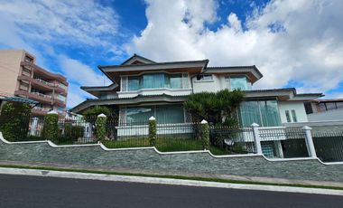 Venta Casa Independiente 5 dormitorios en el sector de Embajada Americana dentro de Urbanización Privada