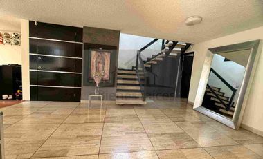 hermosa y amplia casa en Jardines de Coyoacán