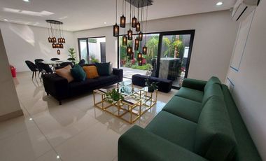 VENTA HERMOSA CASA EN PUERTA DE HIERRO EQUIPADA Y AMUEBLADA