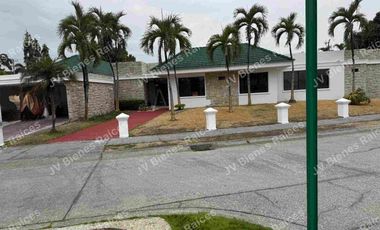 Rento Casa urbanización Laguna Dorada Samborondon