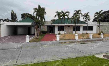 Rento Casa urbanización Laguna Dorada Samborondon