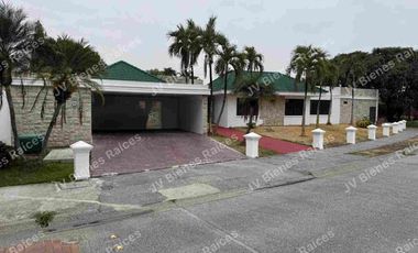 Rento Casa urbanización Laguna Dorada Samborondon