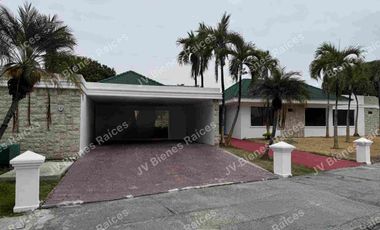 Rento Casa urbanización Laguna Dorada Samborondon