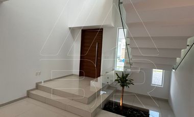 🏡 CASA IMPECABLE EN RENTA – PUNTO SUR 1